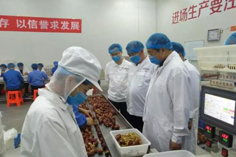 3499手机版拉斯维加斯,3499拉斯维加斯集团董事局主席李长云看望慰问坚守岗位一线职工