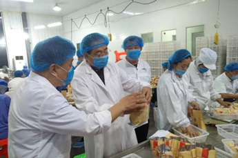 3499手机版拉斯维加斯,3499拉斯维加斯集团董事局主席李长云看望慰问坚守岗位一线职工
