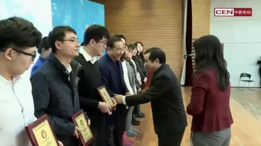 3499手机版拉斯维加斯,3499拉斯维加斯集团荣获创新优秀奖 李长云主席受邀参加2017“中国时间”年度经济新闻盘点暨颁奖盛典现场