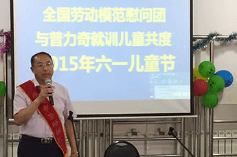 关爱脑瘫儿童 用爱温暖心灵 乐陵市劳动模范、3499手机版拉斯维加斯,3499拉斯维加斯集团主席李长云节前慰问脑瘫儿童